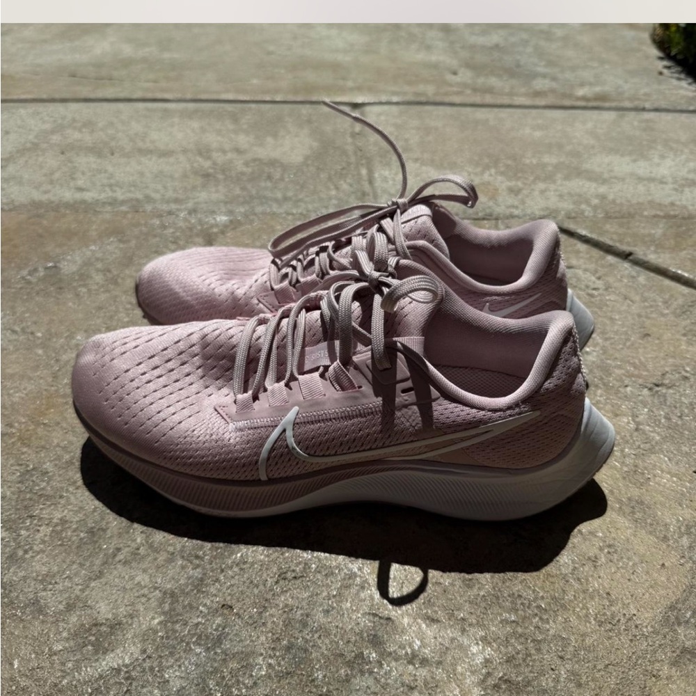 Nike Women's Soft Pink Athletic Shoes